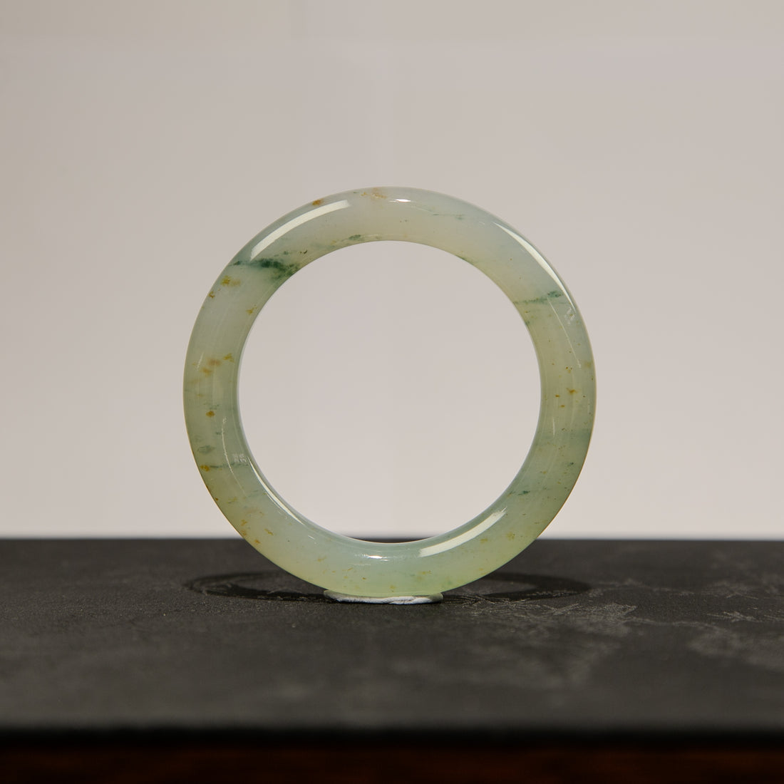 天然緬甸翡翠淡綠飄綠金圓條手鐲 (適合手圍 56-58mm)