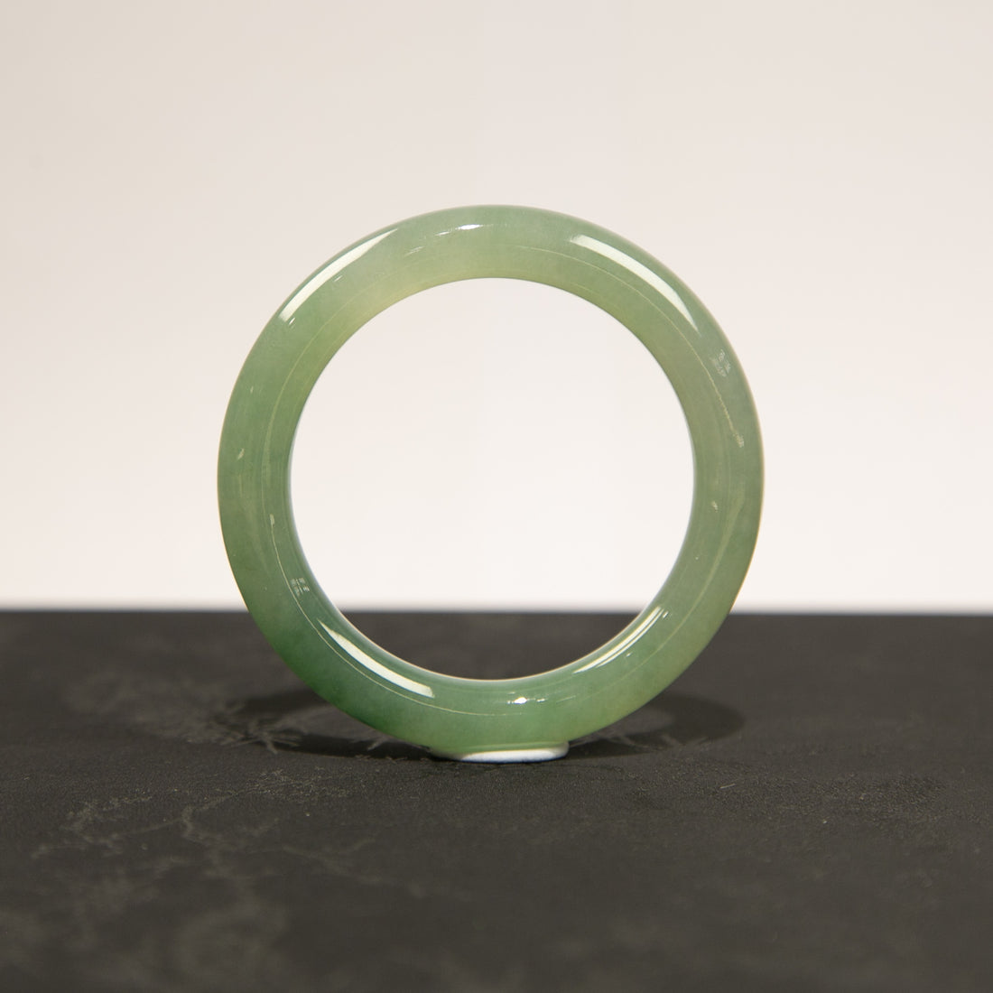 天然緬甸翡翠淡綠飄綠圓條手鐲 (適合手圍 49-51mm)
