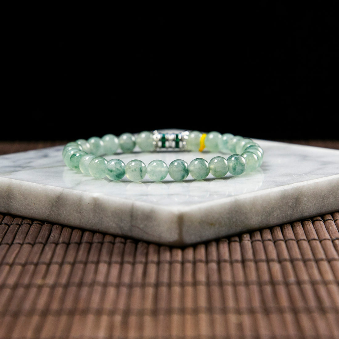 天然緬甸翡翠晴綠底飄花手珠串