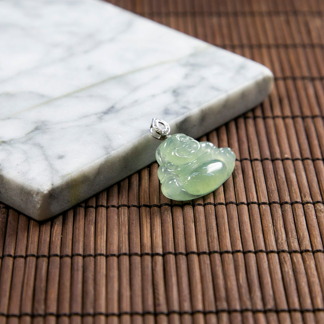 18K白金鑲鑽天然緬甸翡翠冰淡綠笑佛吊墜