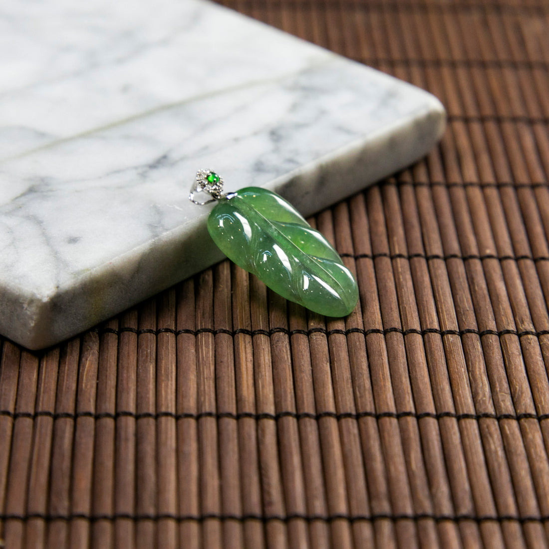 18K白金鑲鑽天然緬甸翡翠冰果綠葉片吊墜