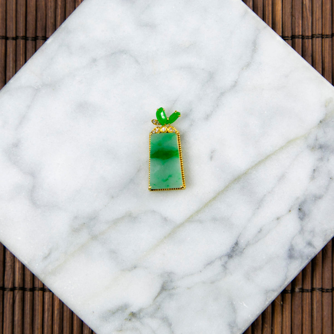 18K金鑲鑽天然緬甸翡翠淡綠飄辣綠無事牌吊墜