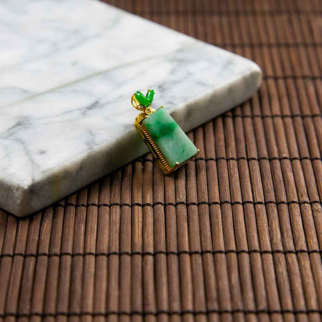 18K金鑲鑽天然緬甸翡翠淡綠飄辣綠無事牌吊墜