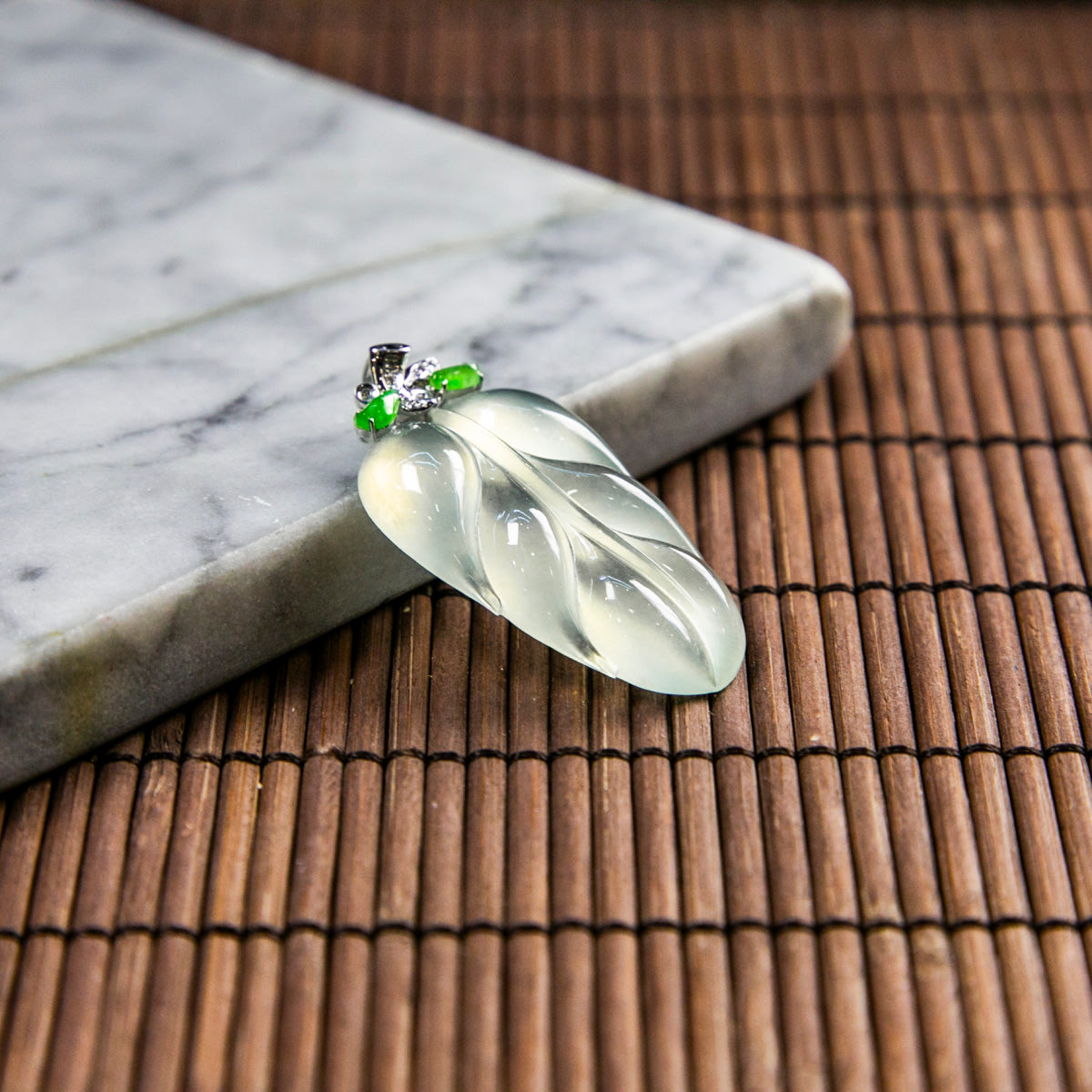 18K白金鑲鑽天然緬甸翡翠高冰白葉片吊墜