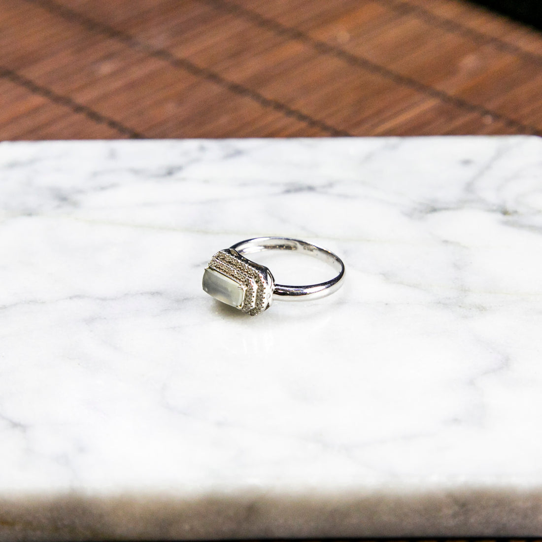 18K白金鑲鑽天然緬甸翡翠高冰白長形戒指