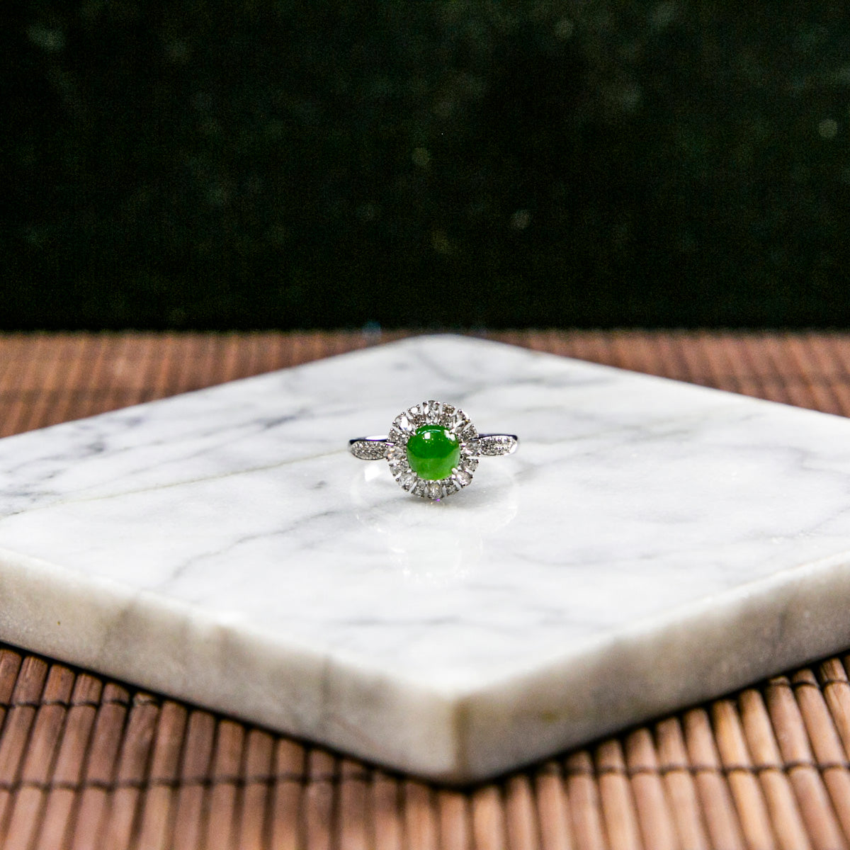 18K白金鑲鑽天然緬甸翡翠冰陽綠蛋面戒指