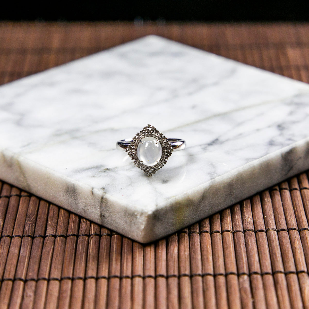 18K白金鑲鑽天然緬甸翡翠高冰白蛋面菱形戒指