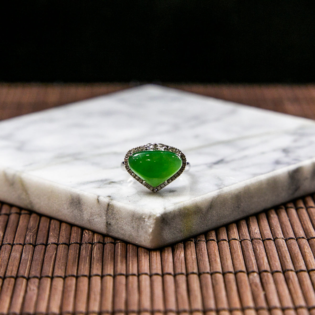 18K白金鑲鑽天然緬甸翡翠冰綠隨形戒指