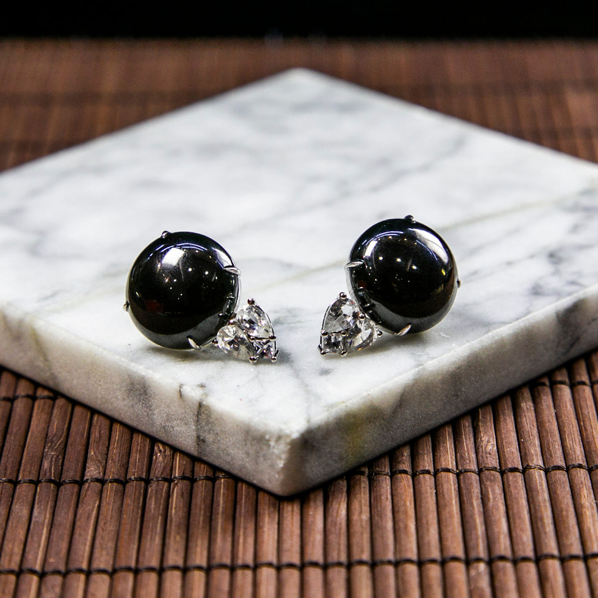 18K白金鑲鑽天然緬甸翡翠墨翠蛋面耳環