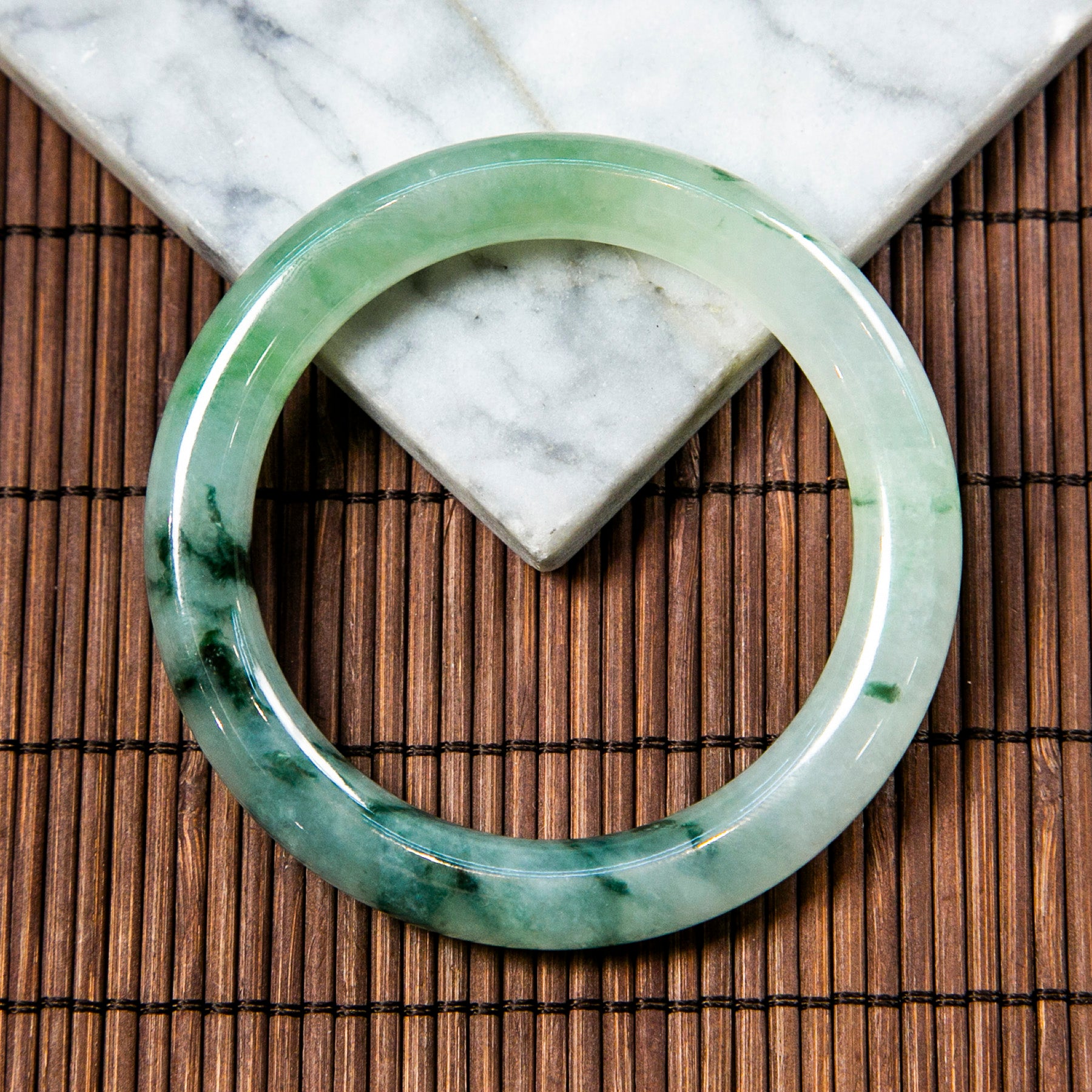 天然緬甸翡翠冰淡綠底飄藍綠花圓條手鐲 (適合手圍 53-55mm)