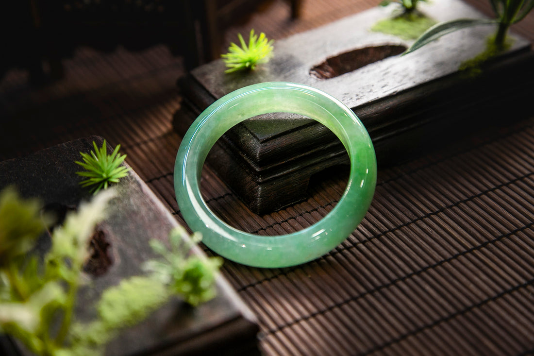 天然緬甸翡翠高冰種陽綠飄花正圈手鐲 (適合手圍 51-53 mm)