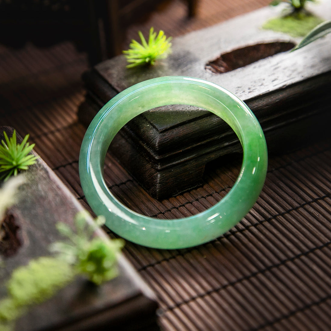 天然緬甸翡翠高冰種陽綠飄花正圈手鐲 (適合手圍 51-53 mm)