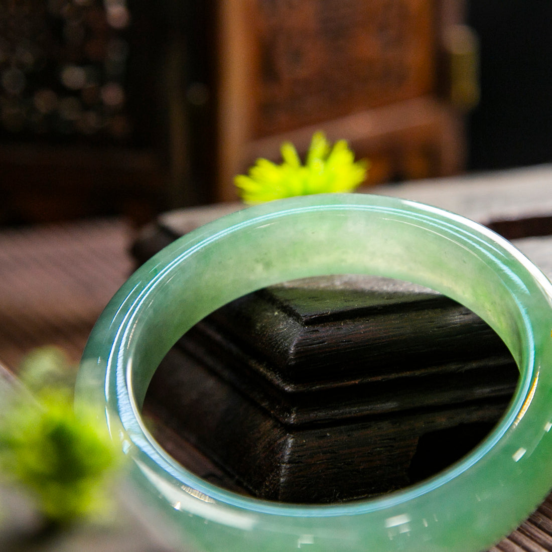 天然緬甸翡翠高冰種陽綠飄花正圈手鐲 (適合手圍 51-53 mm)