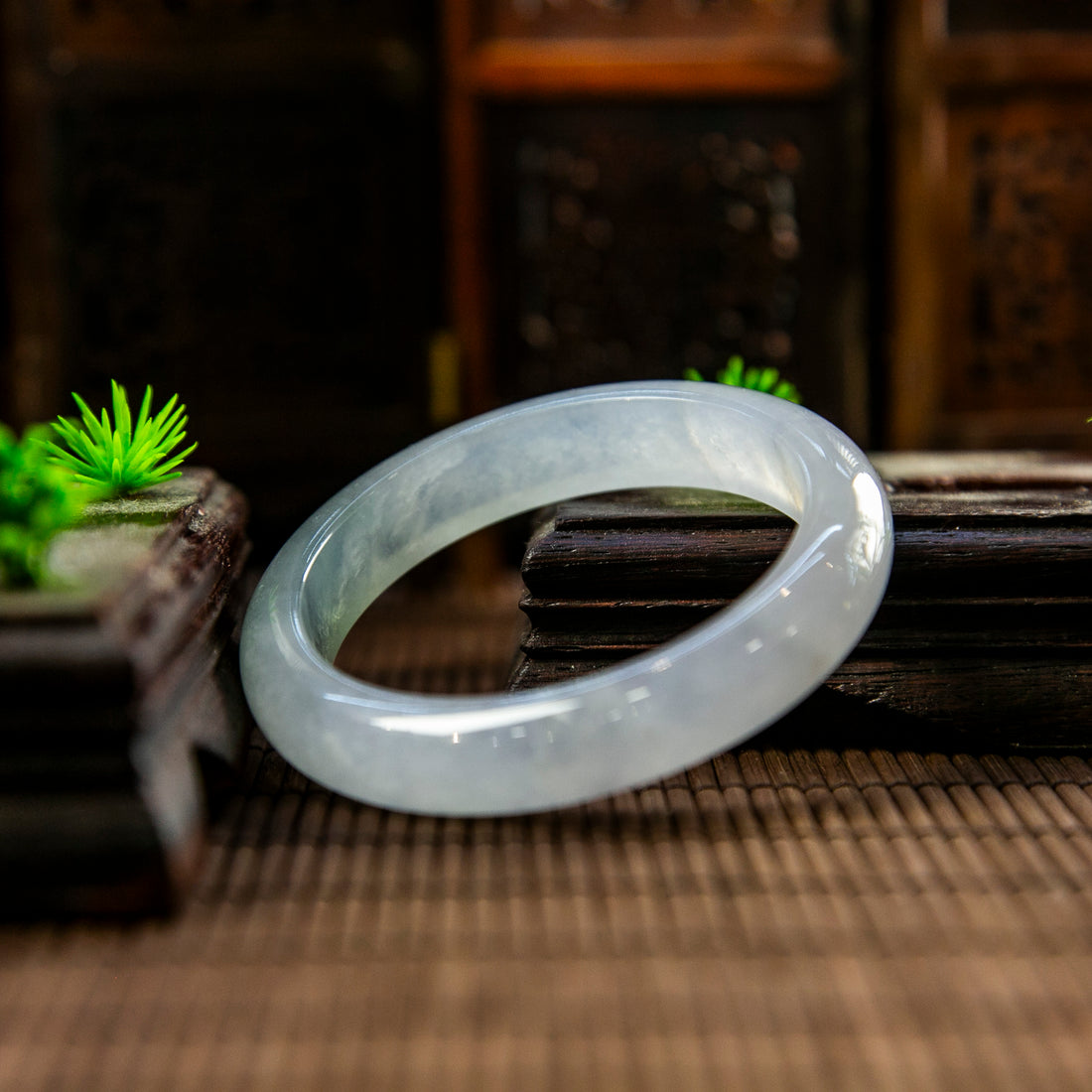 天然緬甸翡翠高冰白半山水飄甜綠正圈手鐲 (適合手圍 55-57 mm)