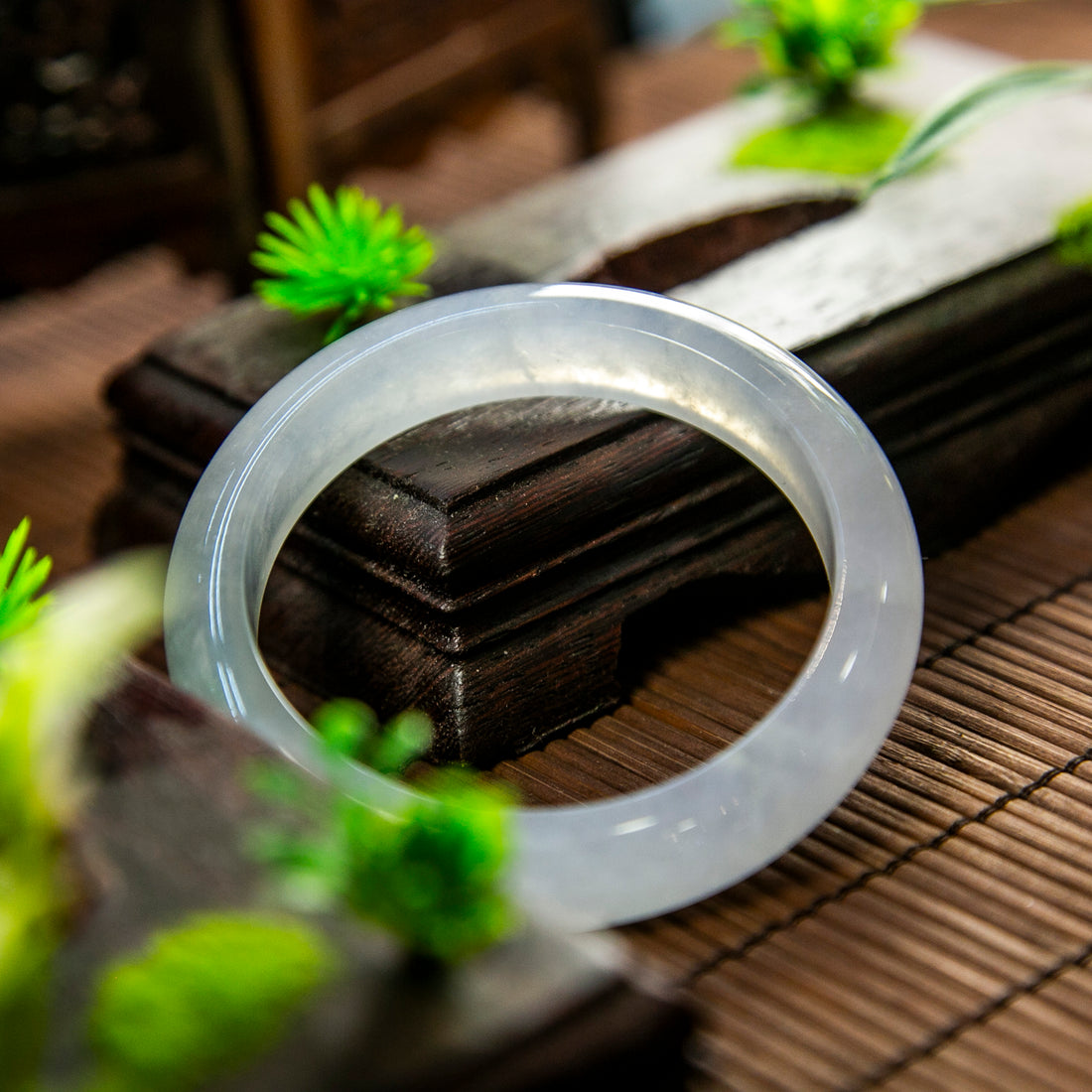 天然緬甸翡翠高冰白半山水飄甜綠正圈手鐲 (適合手圍 55-57 mm)