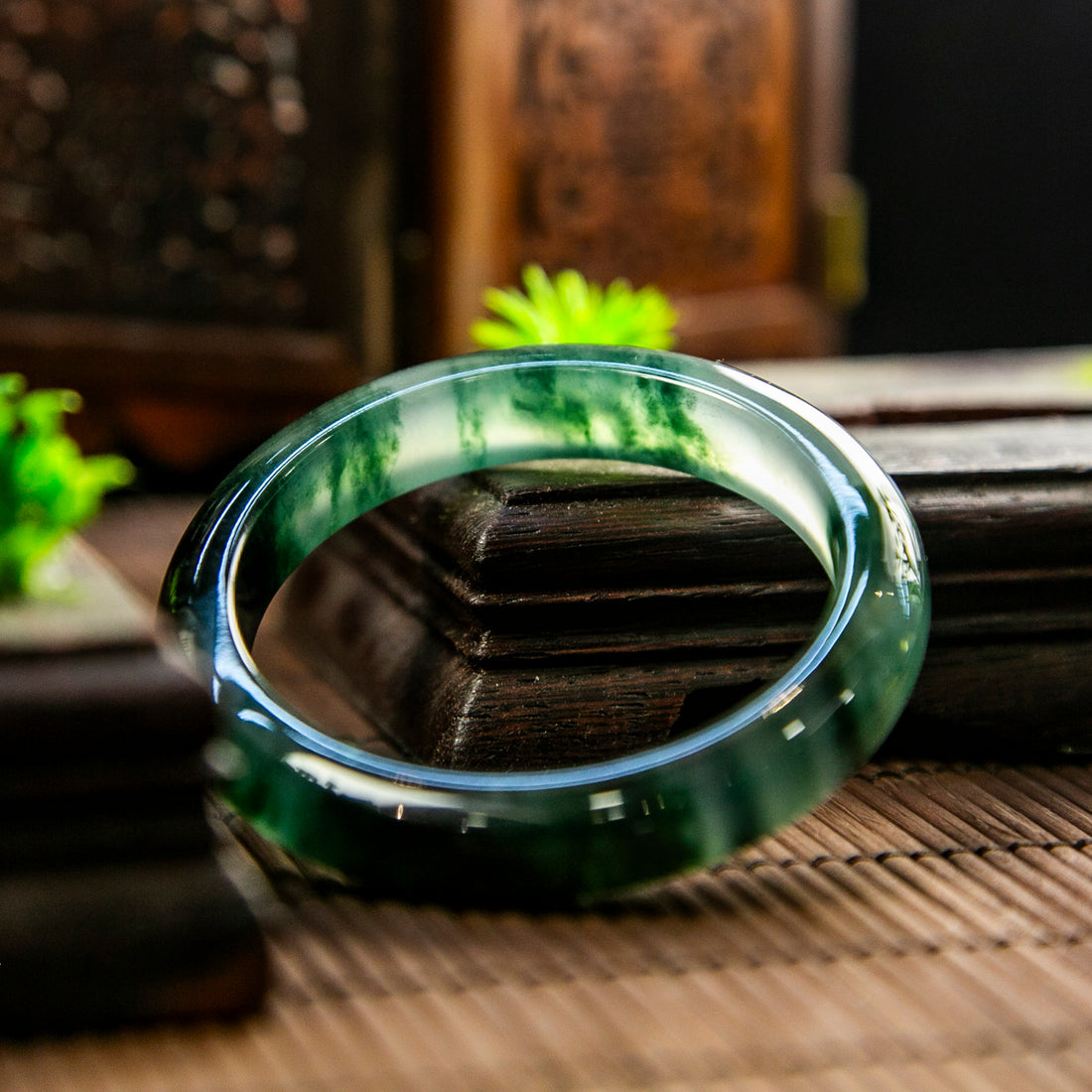 天然緬甸翡翠光感玻璃種飄藍花正圈手鐲 (適合手圍 54-56 mm)