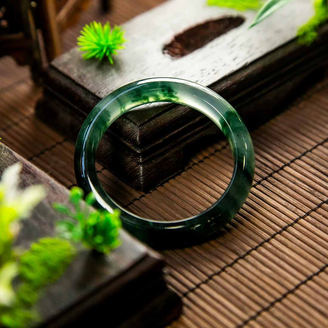 天然緬甸翡翠光感玻璃種飄藍花正圈手鐲 (適合手圍 54-56 mm)