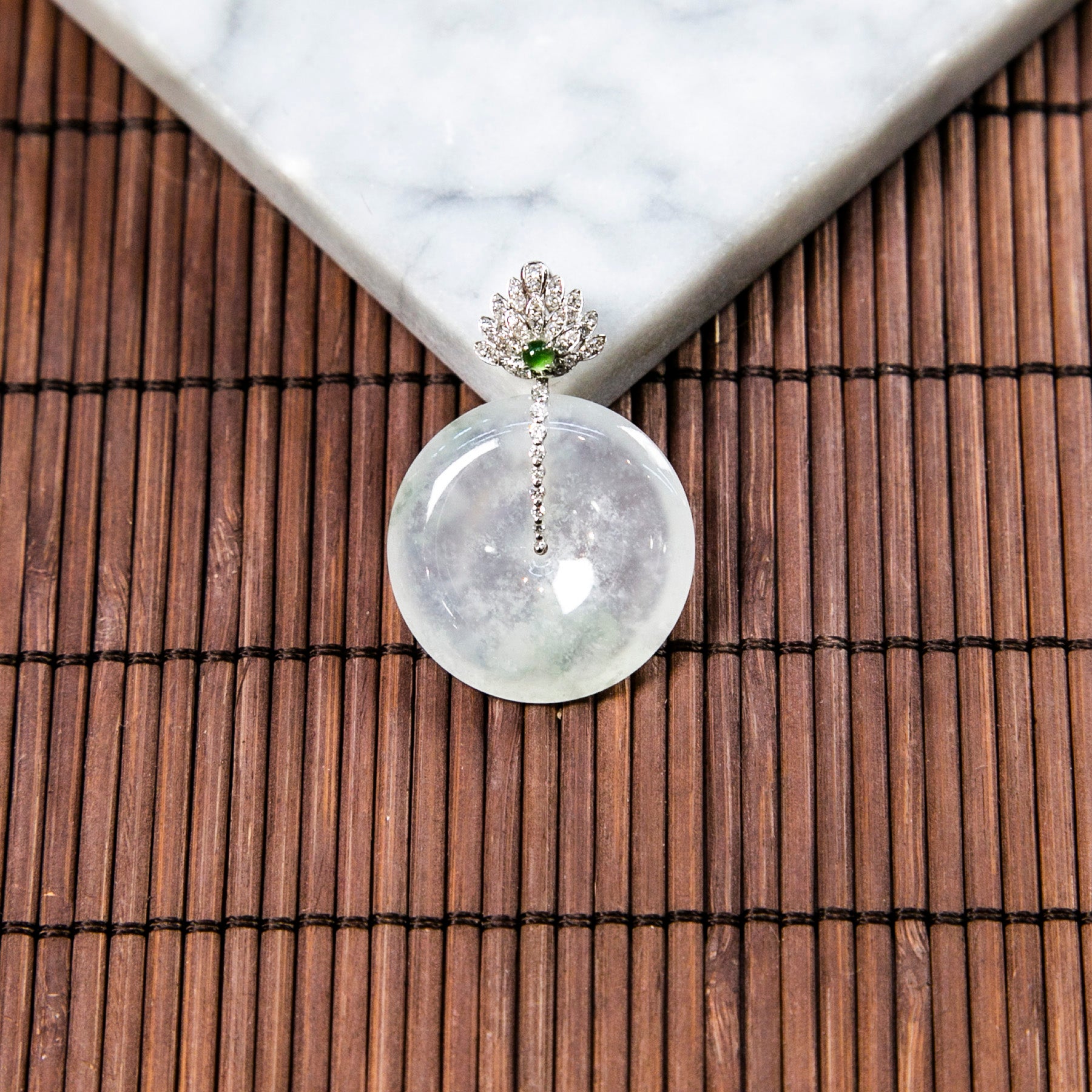 18K白金鑲鑽天然緬甸翡翠光感冰白飄花平安扣吊墜