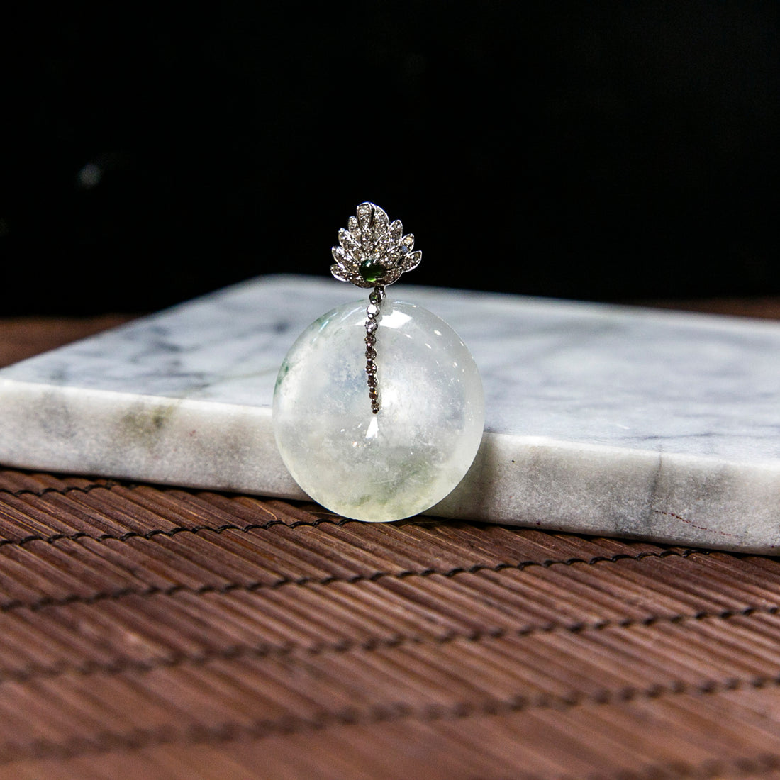 18K白金鑲鑽天然緬甸翡翠光感冰白飄花平安扣吊墜