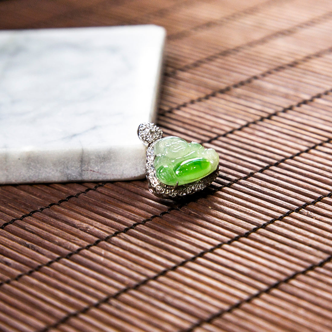 18K白金鑲鑽天然緬甸翡翠冰淡綠底飄花笑佛吊墜