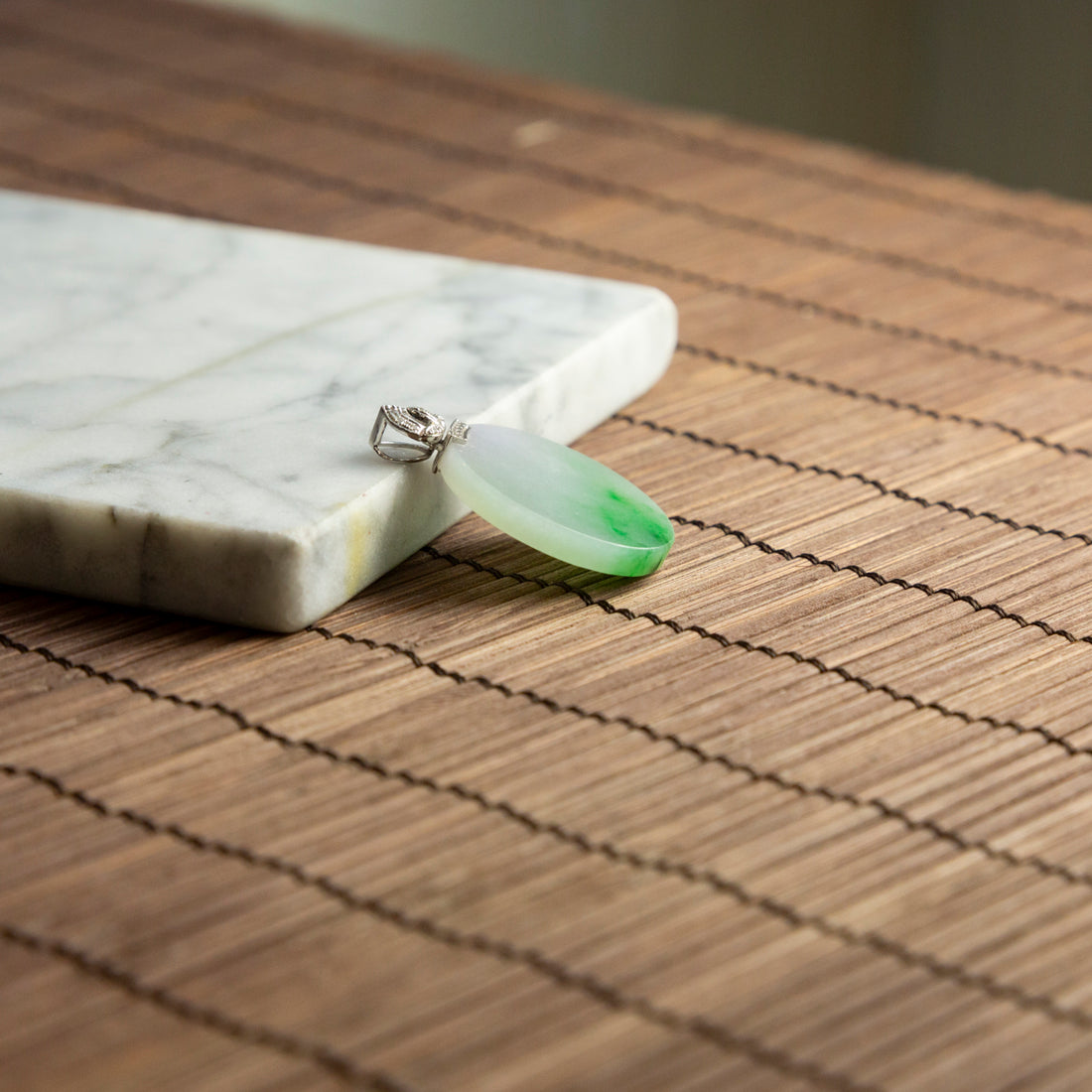 18K白金鑲鑽冰種春彩無事吊墜