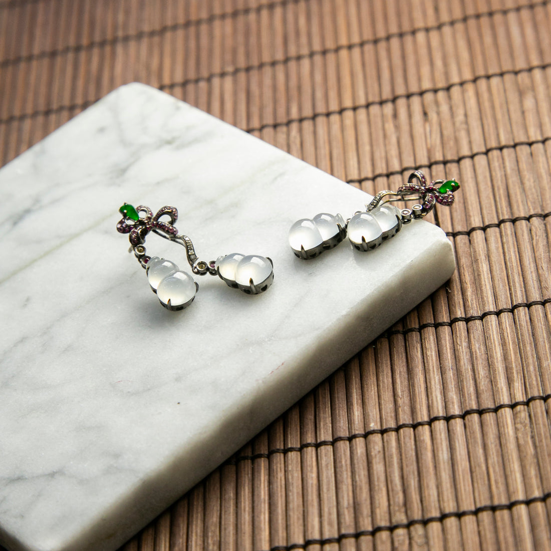 18K黑金鑲鑽天然緬甸玻璃種冰白翡翠葫蘆耳針