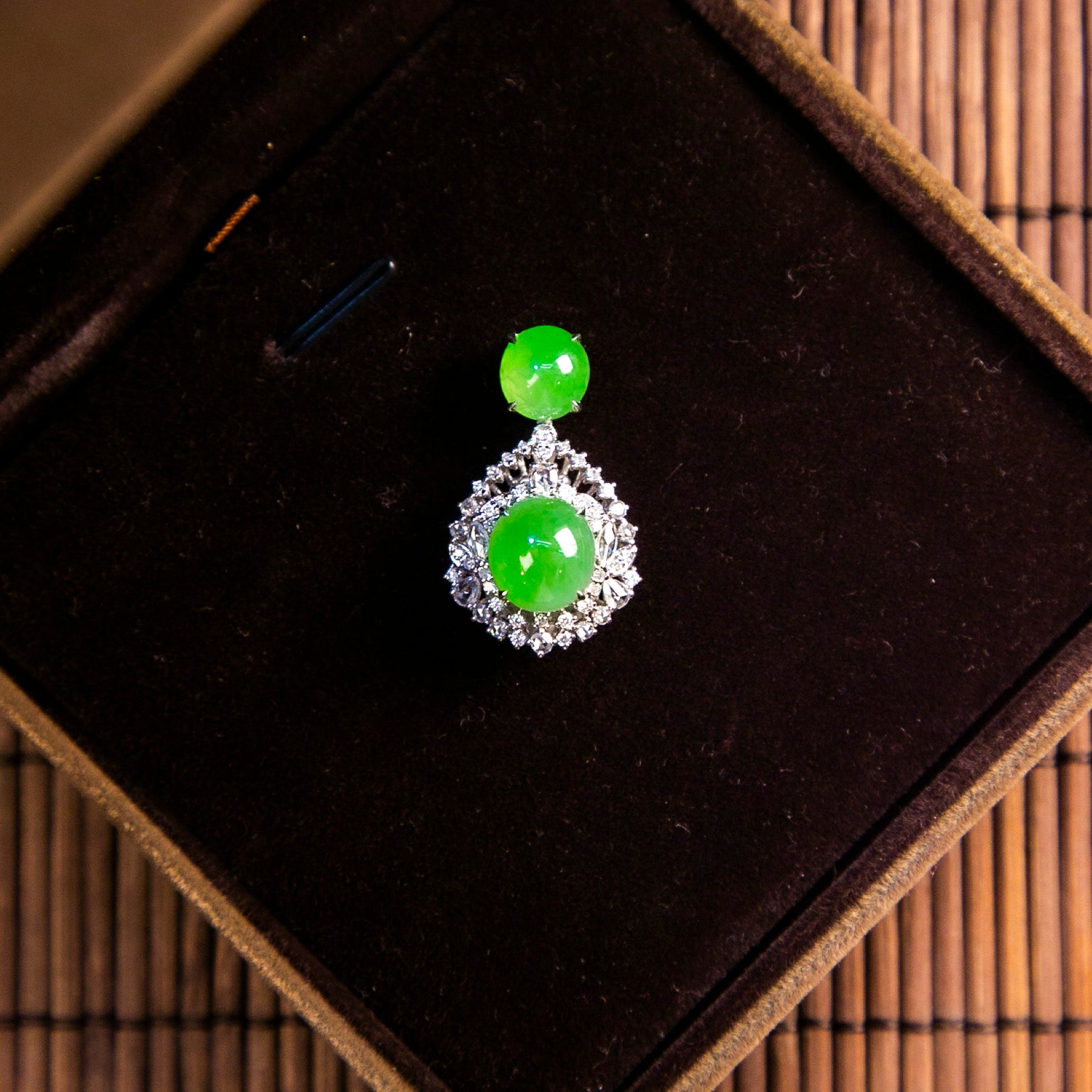 18K白金鑲鑽天然緬甸翡翠冰陽綠雙蛋面吊墜