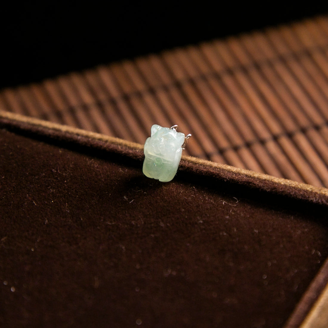 18K白金天然緬甸翡翠冰淡綠飄花招財貓小吊墜