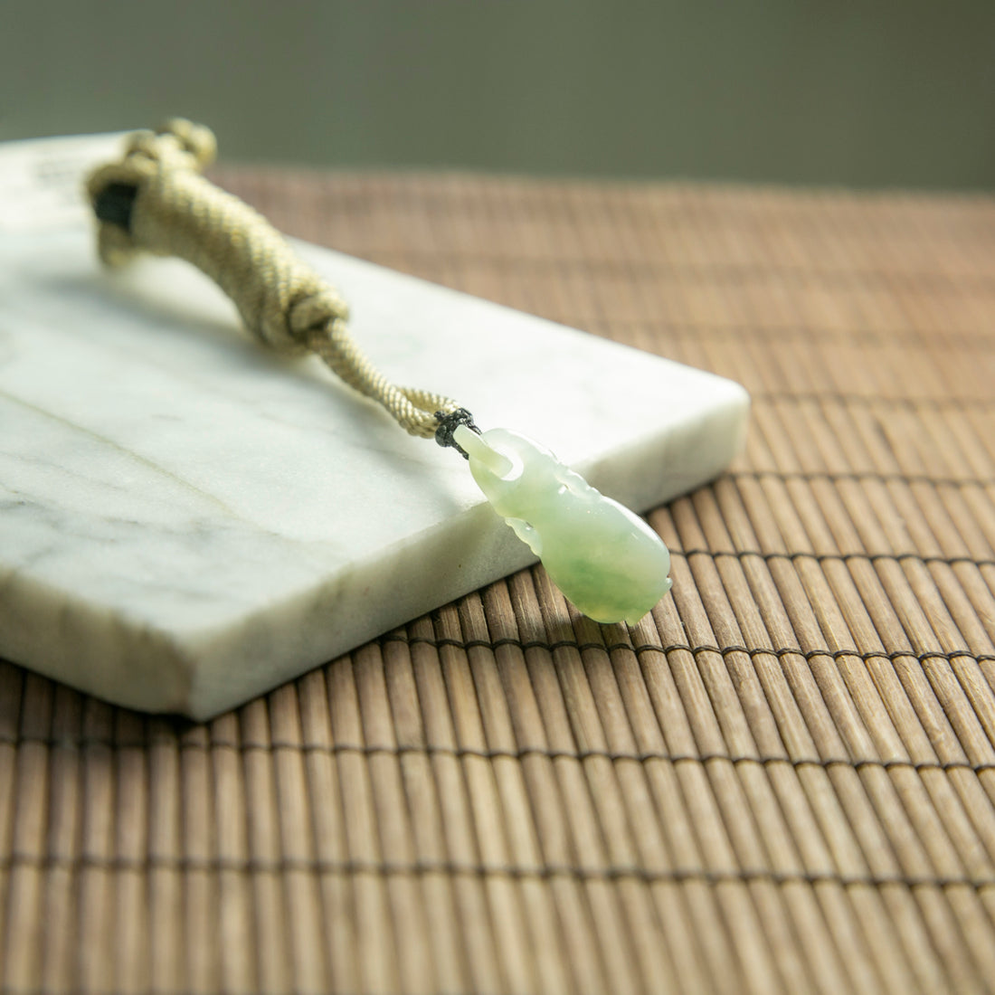 天然緬甸翡翠冰白花瓶吊墜