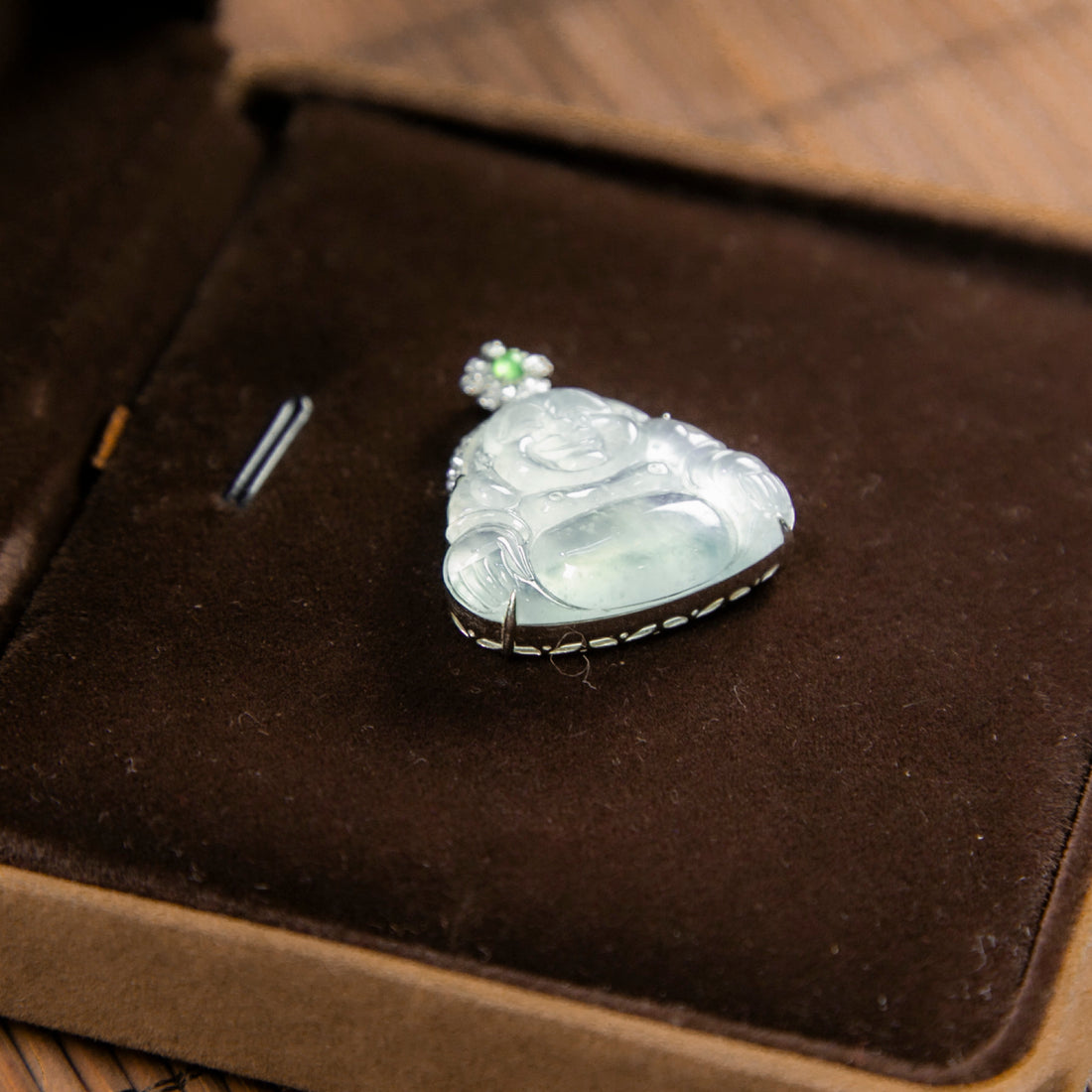 18K白金鑲鑽天然緬甸翡翠冰淡綠飄花笑佛吊墜