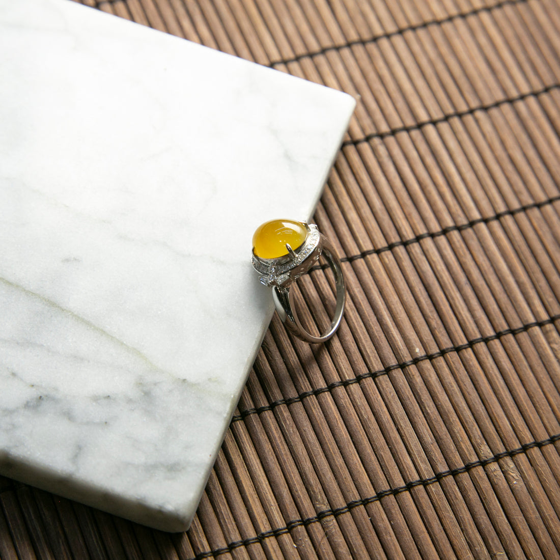 18K鉑金鑲鑽天然緬甸黃翡蛋面戒指