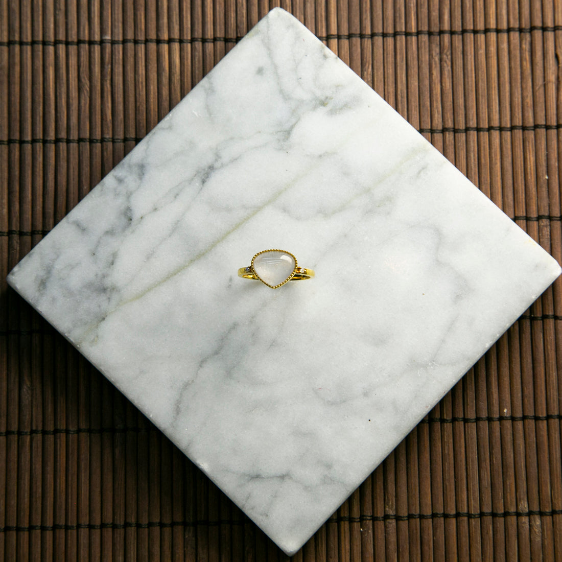 18K黃金鑲鑽天然緬甸翡翠冰白隨形戒指