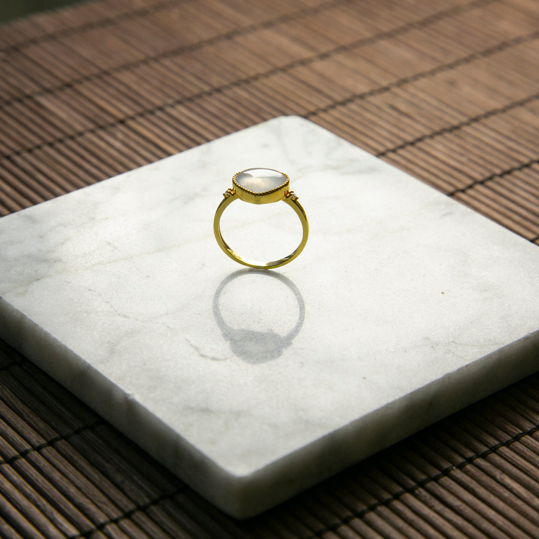 18K黃金鑲鑽天然緬甸翡翠冰白隨形戒指