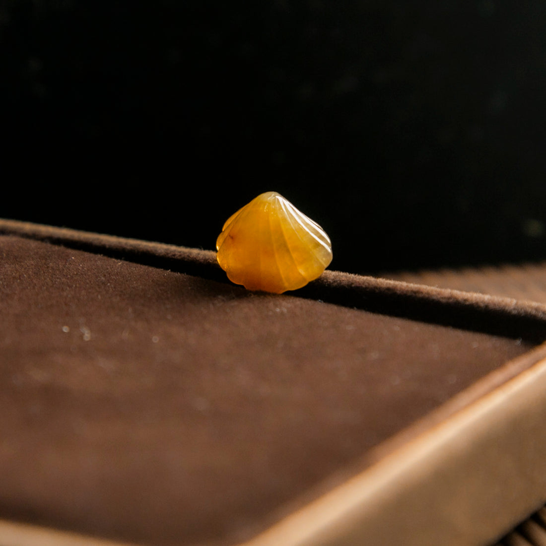 18K金天然緬甸翡翠橙紅翡貝殼開關扣小吊墜