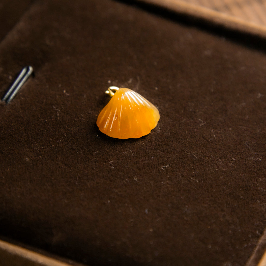 18K金天然緬甸翡翠橙紅翡貝殼開關扣小吊墜