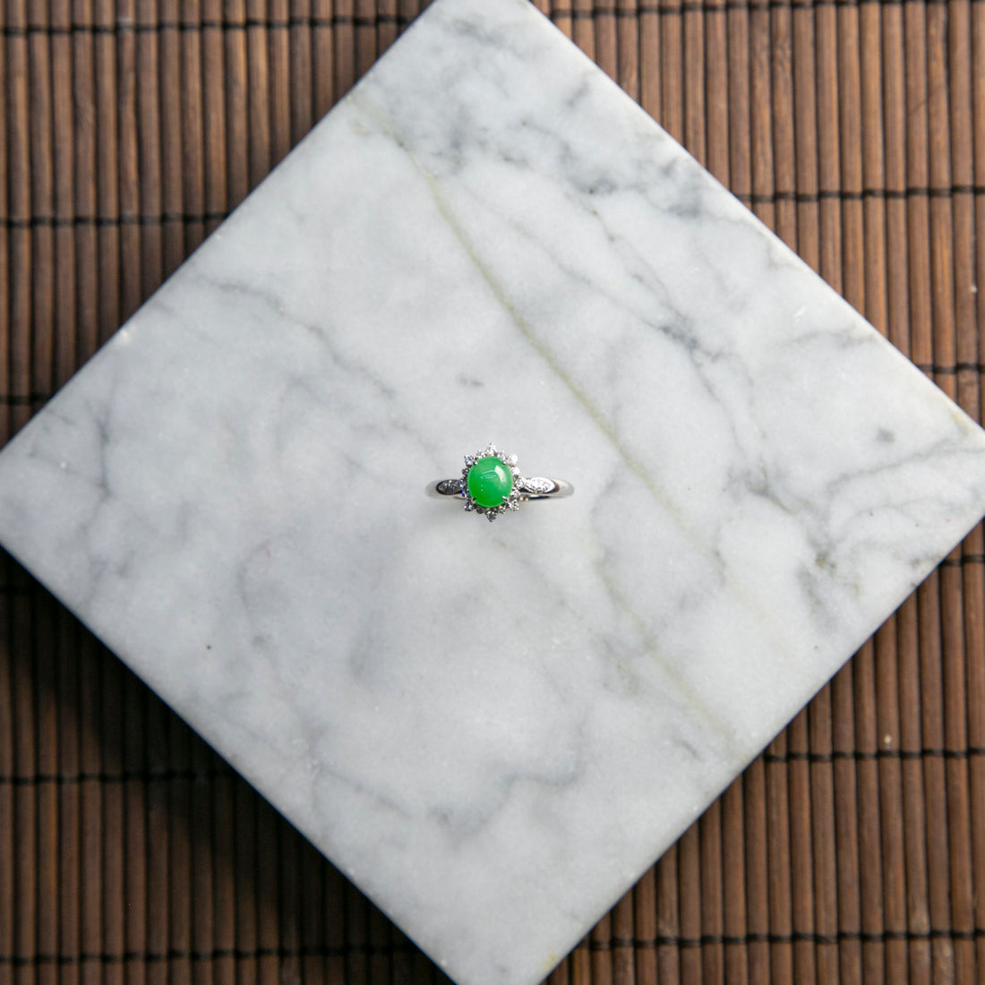 18K鉑金鑲鑽天然緬甸翡翠陽綠蛋面戒指