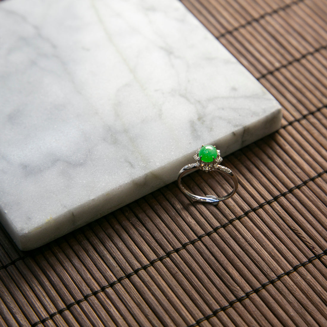 18K鉑金鑲鑽天然緬甸翡翠陽綠蛋面戒指