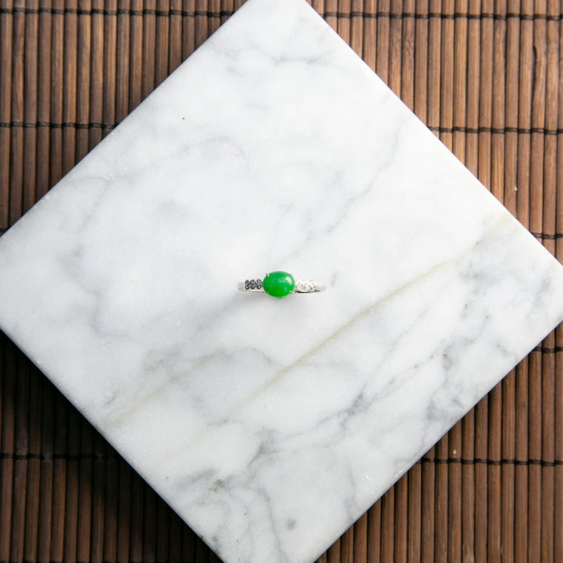 18K鉑金鑲鑽天然緬甸翡翠陽綠蛋面戒指