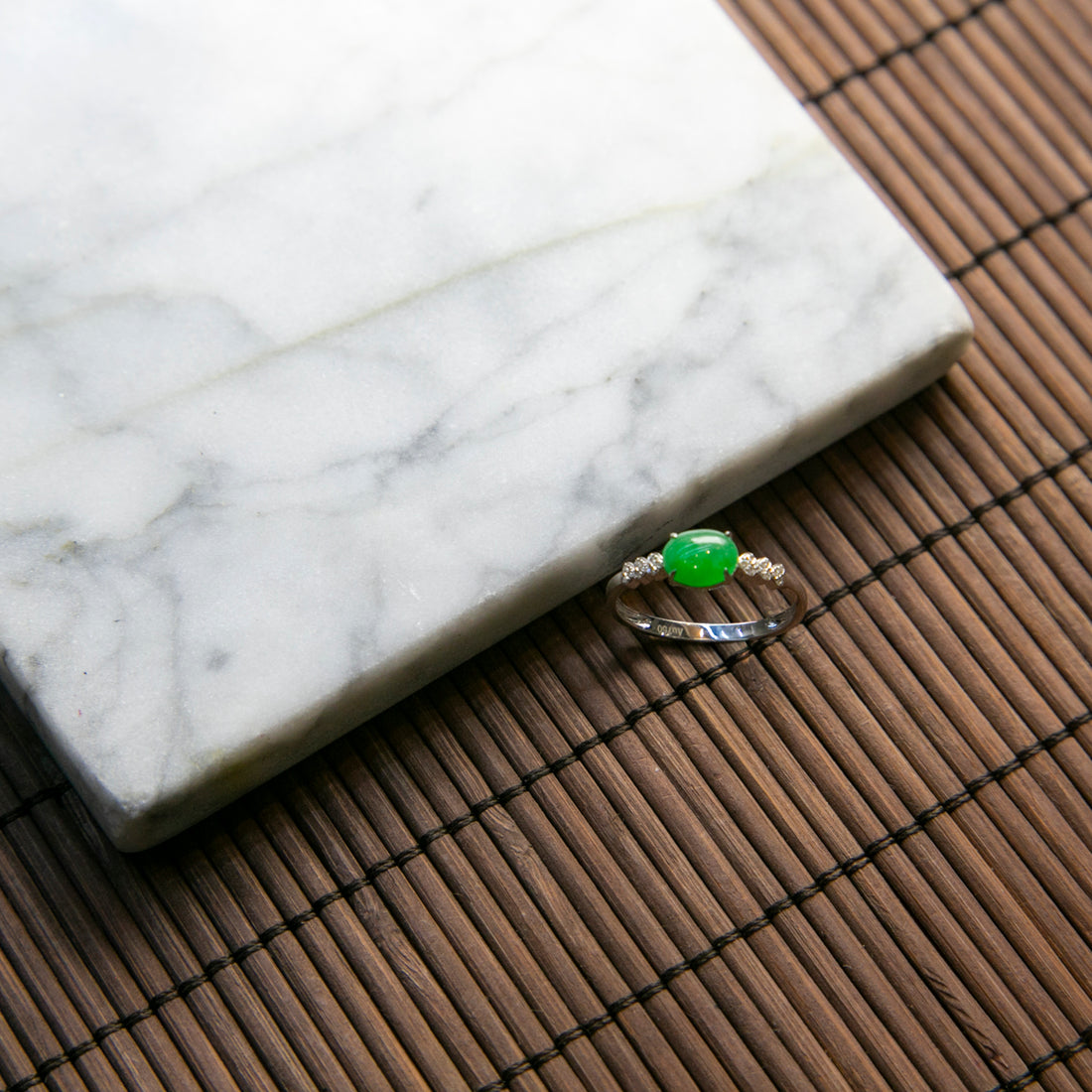 18K鉑金鑲鑽天然緬甸翡翠陽綠蛋面戒指