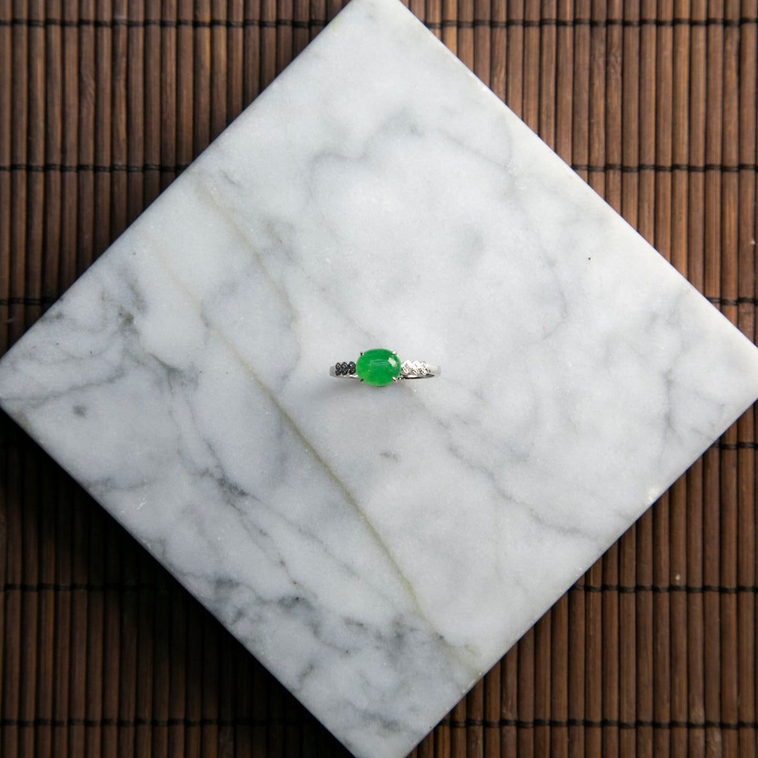 18K鉑金鑲鑽天然緬甸翡翠冰陽綠蛋面戒指