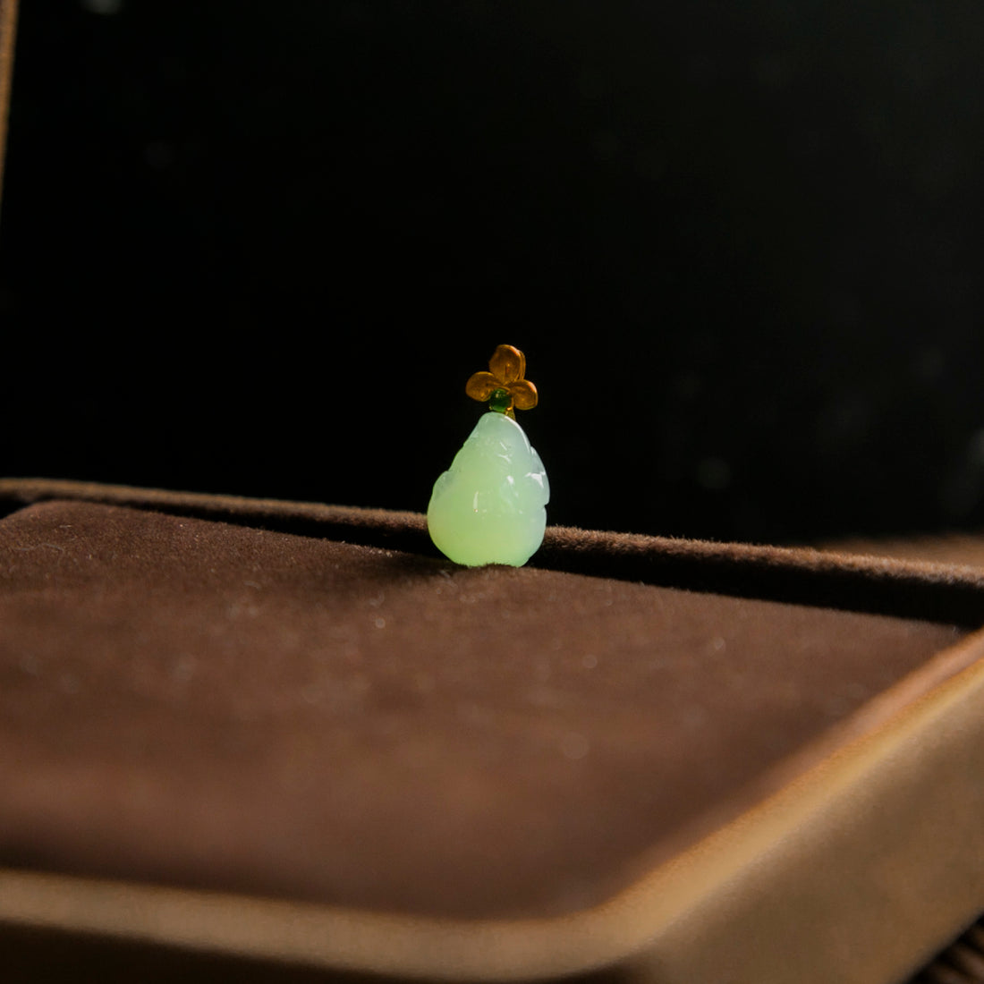 18K金天然緬甸翡翠冰甜綠三腳蟾吊墜