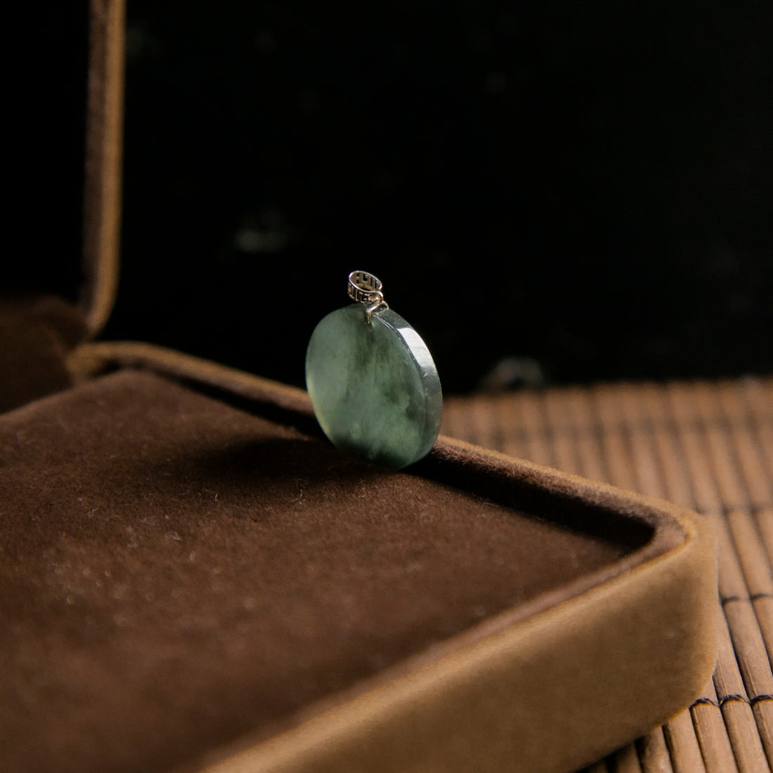 18K白金天然緬甸翡翠烏雞圓牌吊墜