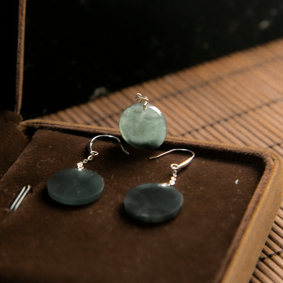 18K白金天然緬甸翡翠烏雞圓牌吊墜+耳線套裝