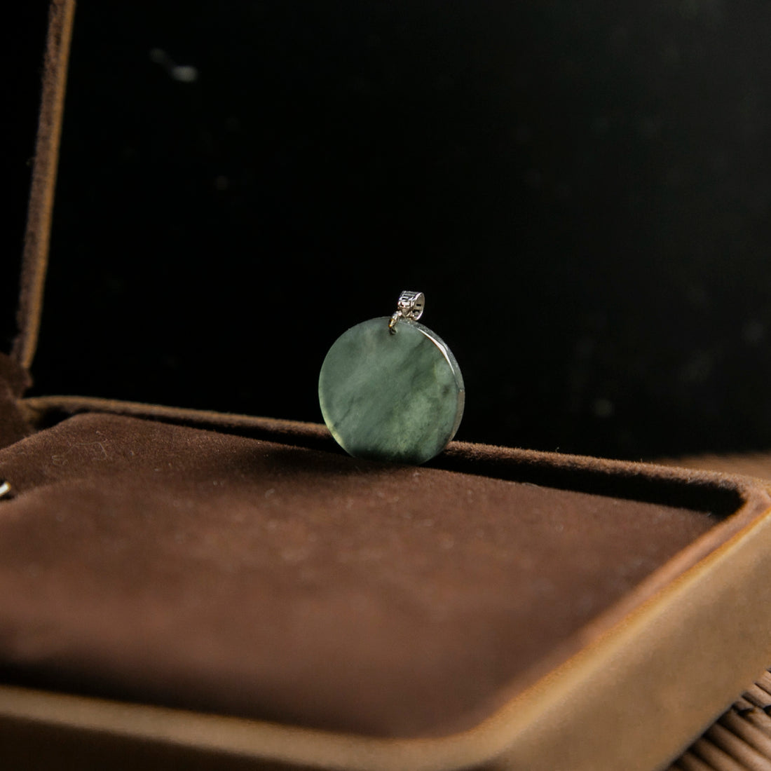 18K白金天然緬甸翡翠烏雞圓牌吊墜