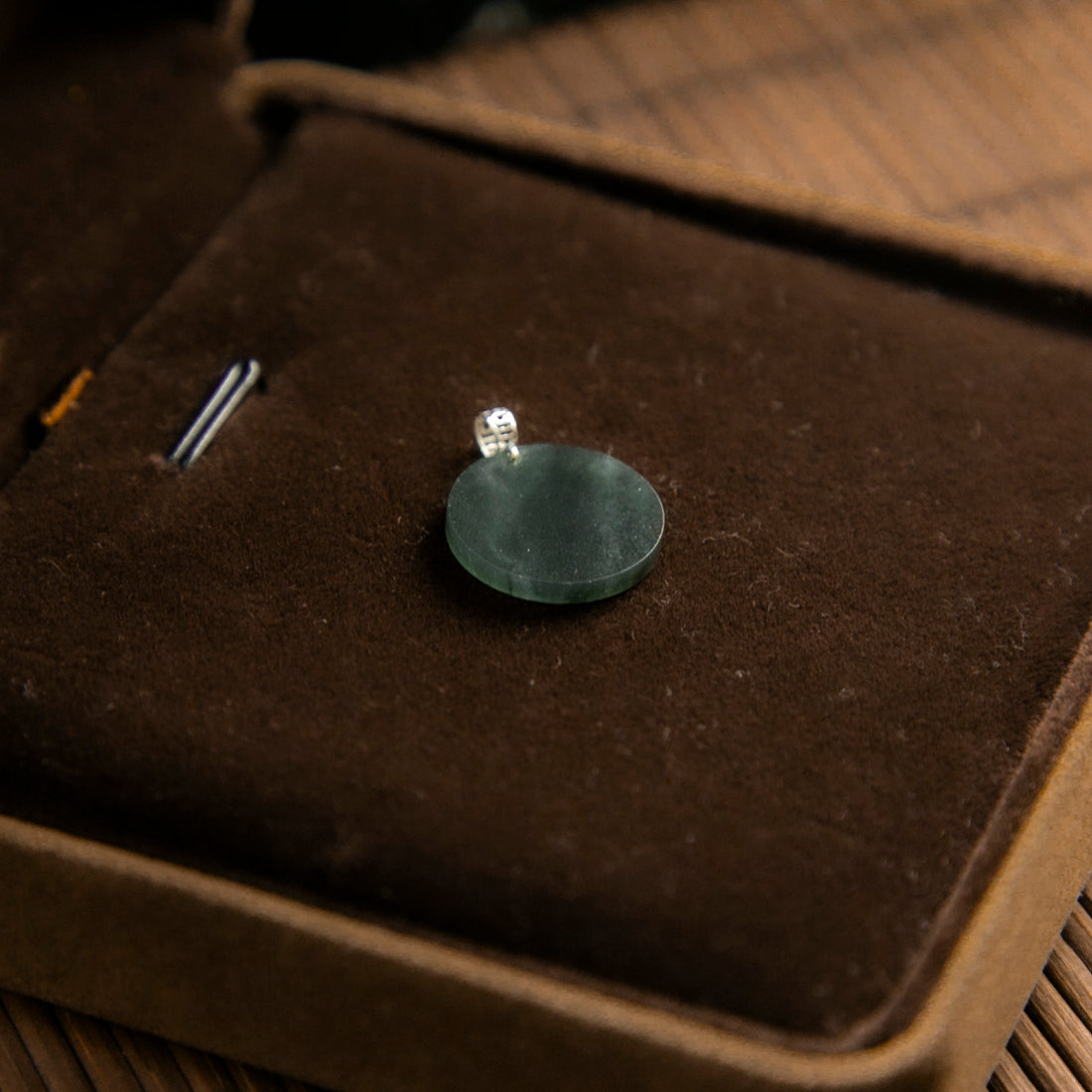 18K白金天然緬甸翡翠烏雞圓牌吊墜