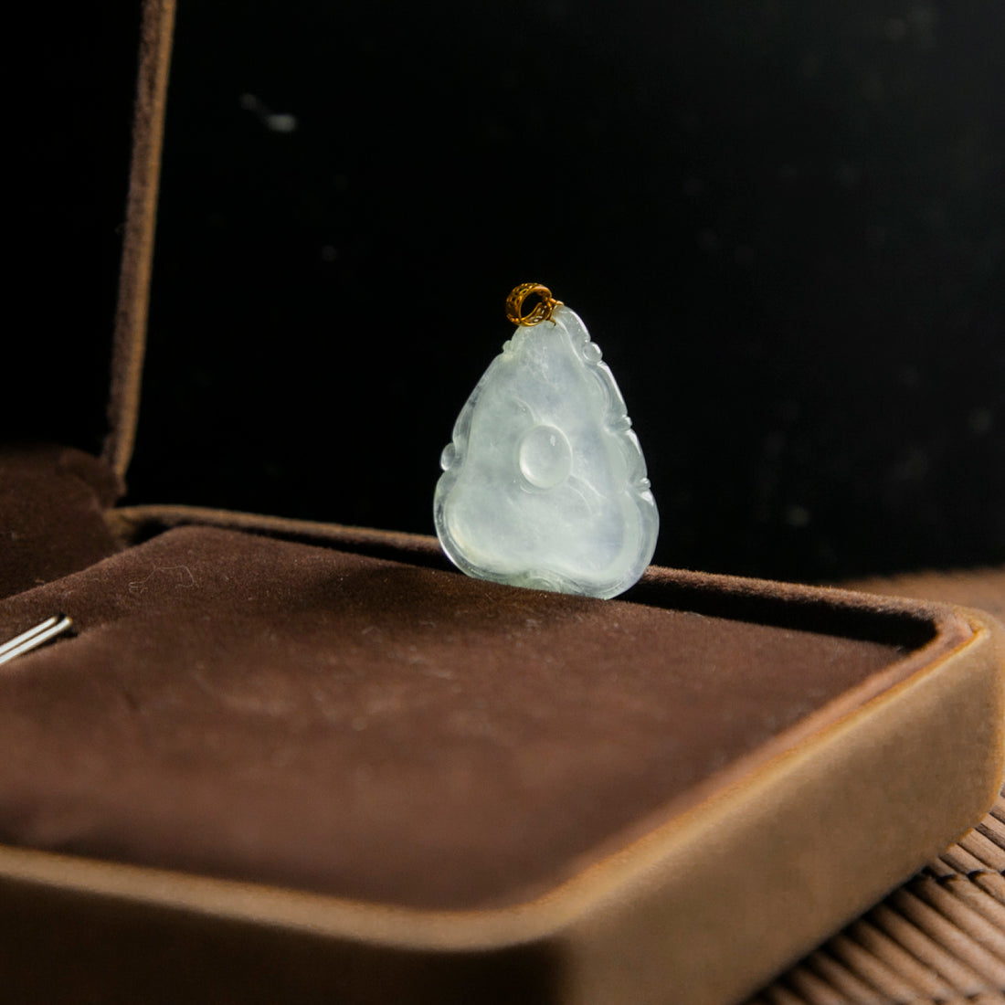 18K金天然緬甸翡翠冰淡藍綠荷葉吊墜