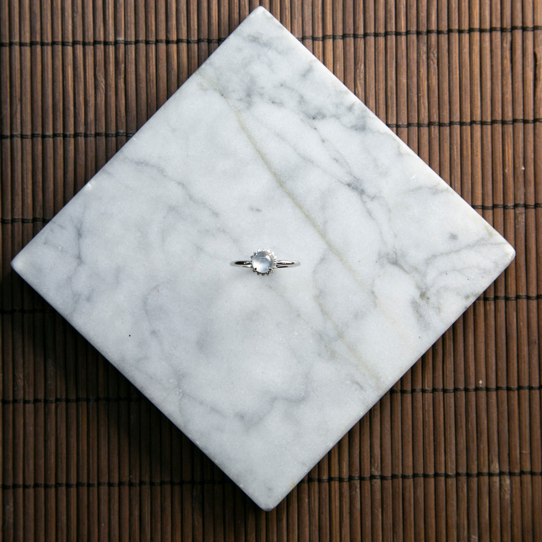 18K白金鑲鑽天然緬甸翡翠玻璃種冰白蛋面戒指