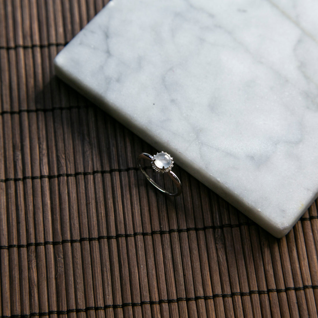 18K白金鑲鑽天然緬甸翡翠玻璃種冰白蛋面戒指