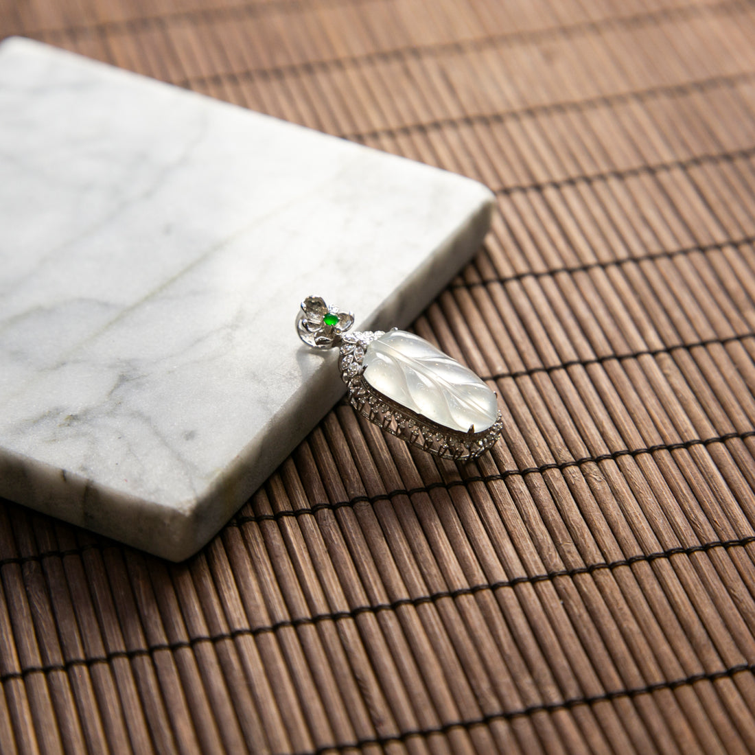 18K白金鑲鑽天然緬甸翡翠玻璃種冰白葉片吊墜