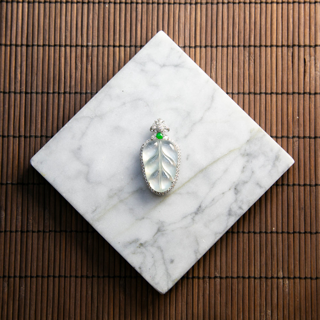 18K白金鑲鑽天然緬甸翡翠玻璃種冰白葉片吊墜